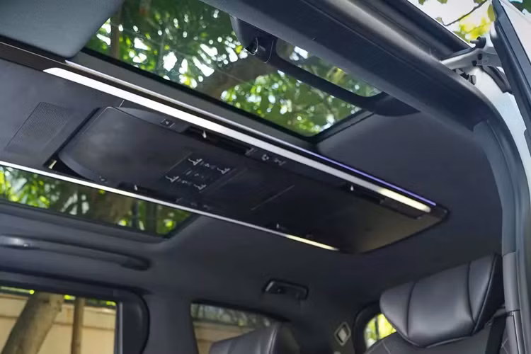 Hiện mức giá xe Toyota Alphard 2024 tại Việt Nam chưa được công bố. Tuy nhiên, xe dự kiến sẽ có giá trên 4 tỷ đồng, tương tự thế hệ cũ. Hiện phiên bản cũ của mẫu MPV được mệnh danh "chuyên cơ mặt đất" này có giá 4,37 tỷ đồng tại Việt Nam.