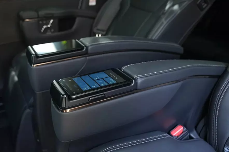 Ngoại hình của Toyota Alphard 2024 không lột xác hoàn toàn so với thế hệ cũ. Thay vào đó, xe được nâng cấp ở một số chi tiết ngoại thất như đèn pha LED toàn phần với tính năng tự động bật/tắt, tự động điều chỉnh đèn chiếu xa và chờ dẫn đường. Bên cạnh đó là đèn sương mù LED trước/sau, đèn hậu LED mới, vành hợp kim 17-19 inch và cửa cốp chỉnh điện.