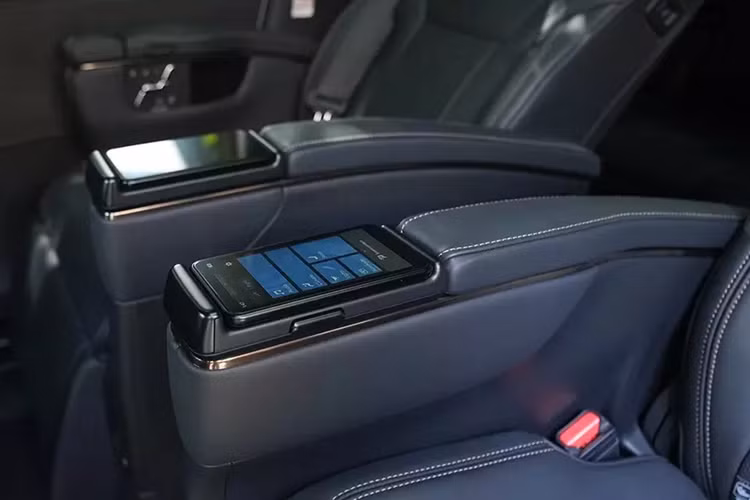 Ngoại hình của Toyota Alphard 2024 không lột xác hoàn toàn so với thế hệ cũ. Thay vào đó, xe được nâng cấp ở một số chi tiết ngoại thất như đèn pha LED toàn phần với tính năng tự động bật/tắt, tự động điều chỉnh đèn chiếu xa và chờ dẫn đường. Bên cạnh đó là đèn sương mù LED trước/sau, đèn hậu LED mới, vành hợp kim 17-19 inch và cửa cốp chỉnh điện.