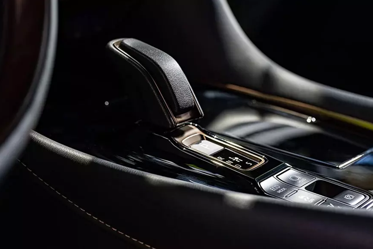 Bên trong mẫu MPV hạng sang này là không gian nội thất 3 hàng ghế với cấu hình chỗ ngồi 2+2+2. Ở giữa xe là 2 ghế thương gia với tính năng chỉnh điện 10 hướng, nhớ 2 vị trí, làm mát và massage. Bệ tì tay còn tích hợp 2 màn hình có thể tháo rời để dùng như máy tính bảng, cho phép hành khách có thể chỉnh nhiều tính năng của xe.