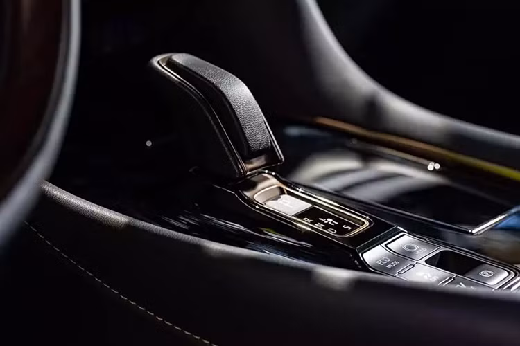 Bên trong mẫu MPV hạng sang này là không gian nội thất 3 hàng ghế với cấu hình chỗ ngồi 2+2+2. Ở giữa xe là 2 ghế thương gia với tính năng chỉnh điện 10 hướng, nhớ 2 vị trí, làm mát và massage. Bệ tì tay còn tích hợp 2 màn hình có thể tháo rời để dùng như máy tính bảng, cho phép hành khách có thể chỉnh nhiều tính năng của xe.