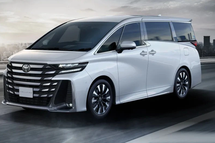 Chưa hết, Toyota Alphard 2024 còn có ghế trước sưởi/làm mát, ghế lái chỉnh điện 8 hướng/nhớ 3 vị trí/tự động lùi về phía sau, ghế phụ lái chỉnh điện 4 hướng, vô lăng tích hợp sưởi, bảng đồng hồ kỹ thuật số 12,3 inch, màn hình cảm ứng trung tâm 14 inch, hỗ trợ Apple CarPlay không dây/Android Auto, màn hình hiển thị thông tin kính lái HUD