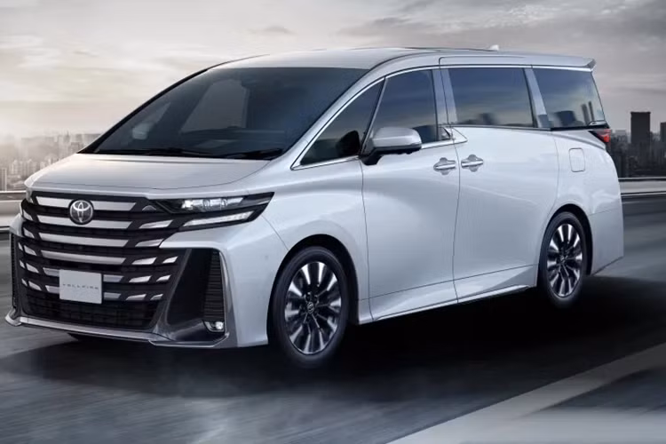 Chưa hết, Toyota Alphard 2024 còn có ghế trước sưởi/làm mát, ghế lái chỉnh điện 8 hướng/nhớ 3 vị trí/tự động lùi về phía sau, ghế phụ lái chỉnh điện 4 hướng, vô lăng tích hợp sưởi, bảng đồng hồ kỹ thuật số 12,3 inch, màn hình cảm ứng trung tâm 14 inch, hỗ trợ Apple CarPlay không dây/Android Auto, màn hình hiển thị thông tin kính lái HUD