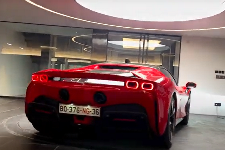 Là siêu xe sử dụng nền tảng động cơ xăng lai điện đầu tiên tại Việt Nam, Ferrari SF90 Stradale được trang bị động cơ xăng tăng áp V8 4.0L, cho công suất 769 mã lực và 800 Nm mô-men xoắn cực đại, kết hợp với 3 mô-tơ điện, cung cấp thêm 217 mã lực.