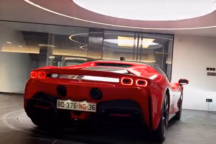 Là siêu xe sử dụng nền tảng động cơ xăng lai điện đầu tiên tại Việt Nam, Ferrari SF90 Stradale được trang bị động cơ xăng tăng áp V8 4.0L, cho công suất 769 mã lực và 800 Nm mô-men xoắn cực đại, kết hợp với 3 mô-tơ điện, cung cấp thêm 217 mã lực.