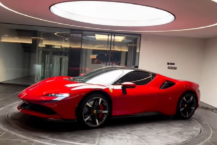 Điều đó có thể thấy rõ qua gara xe những tay chơi xe thứ thiệt như đại gia Cường “đô la” hay chủ tịch Tập đoàn cafe Trung Nguyên. Với doanh nhân Đức Huy, chồng cũ ca sĩ Lệ Quyên cũng không ngoại lệ khi dành cho chiếc siêu xe Ferrari SF90 Stradale hơn 40 tỷ một căn "nhà mới".