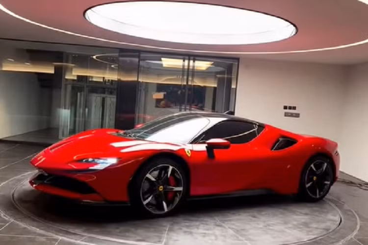 Điều đó có thể thấy rõ qua gara xe những tay chơi xe thứ thiệt như đại gia Cường “đô la” hay chủ tịch Tập đoàn cafe Trung Nguyên. Với doanh nhân Đức Huy, chồng cũ ca sĩ Lệ Quyên cũng không ngoại lệ khi dành cho chiếc siêu xe Ferrari SF90 Stradale hơn 40 tỷ một căn "nhà mới".