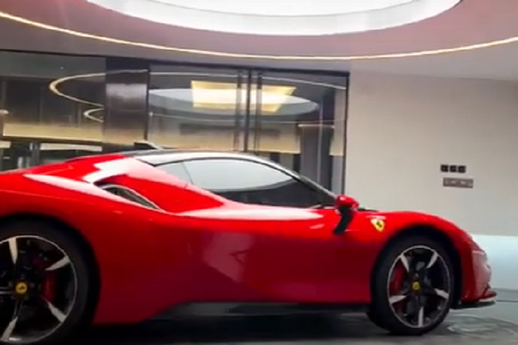 Tại Việt Nam hiện nay, chỉ mới ghi nhận có 3 chiếc xe Ferrari SF90 Stradale dành cho khách Việt mua, 2 trong số đó đều ra biển NG, xe còn lại đang tìm chủ.