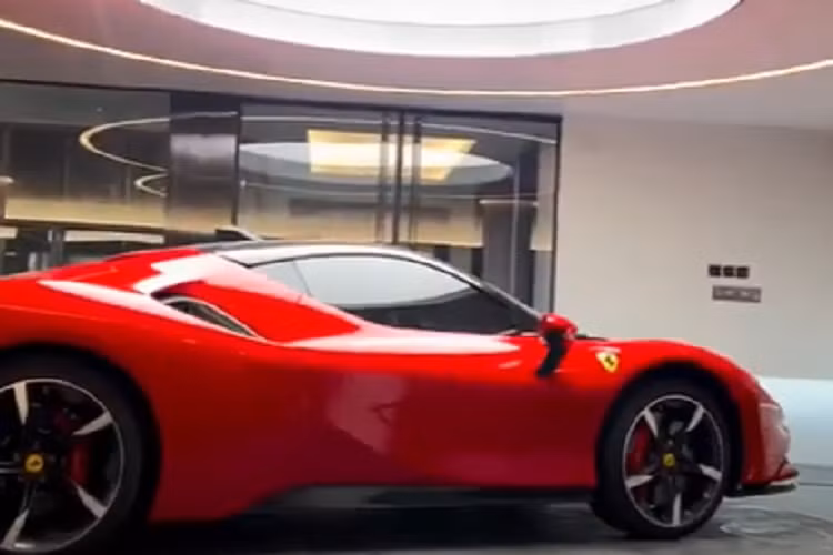 Tại Việt Nam hiện nay, chỉ mới ghi nhận có 3 chiếc xe Ferrari SF90 Stradale dành cho khách Việt mua, 2 trong số đó đều ra biển NG, xe còn lại đang tìm chủ.