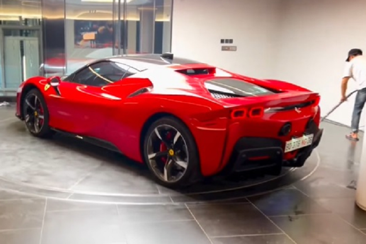 Được biết, chiếc siêu xe hybrid Ferrari SF90 Stradale của chồng cũ Lệ Quyên được đưa về về nước cách đây hơn 2 năm, xe được nhập khẩu không chính hãng và thuộc bản tiêu chuẩn. Chiếc SF90 Stradale của doanh nhân Đức Huy có ngoại thất màu đỏ, đi kèm nóc xe màu đen thay vì nóc màu đỏ giống chiếc thứ 2 tại Việt Nam.