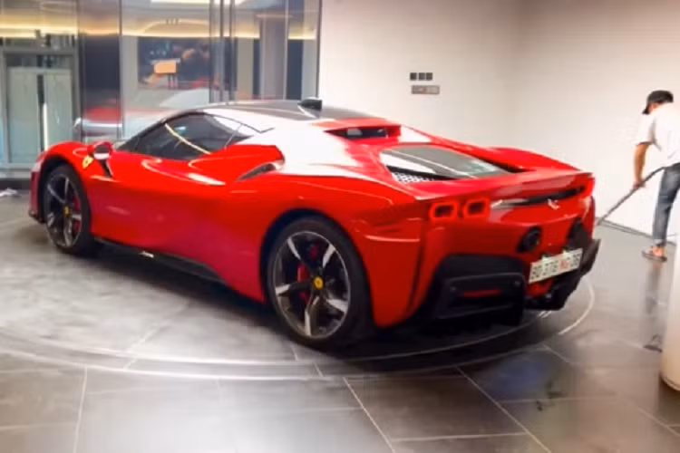 Được biết, chiếc siêu xe hybrid Ferrari SF90 Stradale của chồng cũ Lệ Quyên được đưa về về nước cách đây hơn 2 năm, xe được nhập khẩu không chính hãng và thuộc bản tiêu chuẩn. Chiếc SF90 Stradale của doanh nhân Đức Huy có ngoại thất màu đỏ, đi kèm nóc xe màu đen thay vì nóc màu đỏ giống chiếc thứ 2 tại Việt Nam.