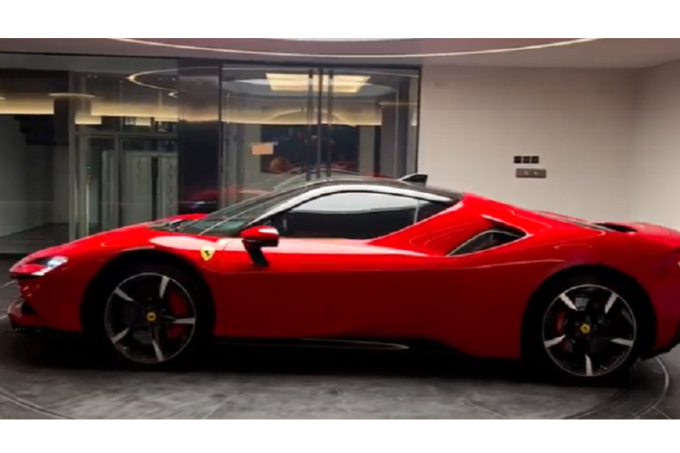 Ngoài ra, xe còn được trang bị mâm 5 chấu sơn 2 tông và nhiều tùy chọn sợi carbon khắp thân xe. Nội thất xe được bọc da màu nâu nhạt, nhưng đáng chú ý nhất là phần lưng ghế được phủ sợi carbon.