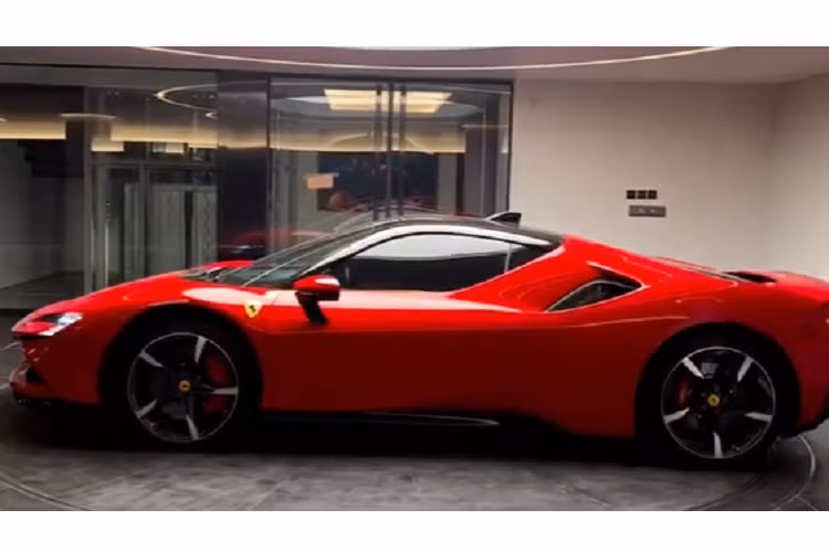 Ngoài ra, xe còn được trang bị mâm 5 chấu sơn 2 tông và nhiều tùy chọn sợi carbon khắp thân xe. Nội thất xe được bọc da màu nâu nhạt, nhưng đáng chú ý nhất là phần lưng ghế được phủ sợi carbon.