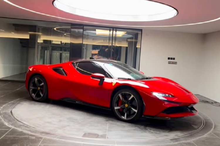 Để trưng bày siêu xe Ferrari SF90 Stradale hàng hiếm của mình, anh đã xây dựng một gara hoành tráng, không chỉ đơn giản là nơi để xe mà còn là 1 phòng hát, phòng trưng bày thường thấy trong các showroom siêu xe. Chiếc siêu xe được đặt trên một hệ thống bàn xoay, giúp việc vận chuyển chiếc siêu xe ra vào một cách dễ dàng