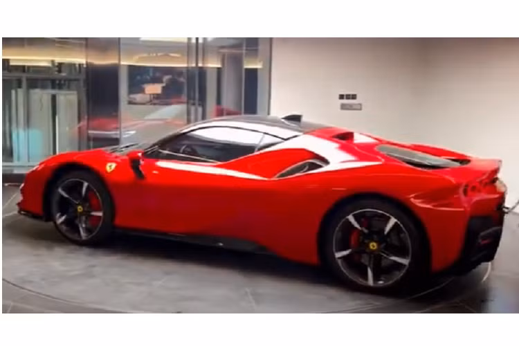Tổng công suất mà Ferrari SF90 Stradale tạo ra lên tới 1.000 mã lực, nhờ vậy, SF90 Stradale dễ dàng tăng tốc từ 0 - 100 km/h chỉ với 2,5 giây trước khi đạt vận tốc tối đa 340 km/h. Được biết, doanh nhân Đức Huy đã mua Ferrari SF90 Stradale thông qua một người chuyên bán siêu xe ở Đà Nẵng, giá của siêu phẩm này được đồn đoán trên 40 tỷ đồng.