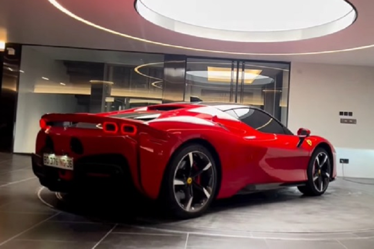 Bên cạnh đó, xung quanh căn phòng là hệ thống âm thanh, ánh sáng long lanh, hoàn hảo, không khác gì một phòng trưng bày những thứ đồ quý hiếm. Vừa ngồi thưởng trà, vừa ngắm siêu xe, quả là khung cảnh chỉ giới thượng lưu mới có.