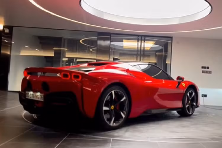 Bên cạnh đó, xung quanh căn phòng là hệ thống âm thanh, ánh sáng long lanh, hoàn hảo, không khác gì một phòng trưng bày những thứ đồ quý hiếm. Vừa ngồi thưởng trà, vừa ngắm siêu xe, quả là khung cảnh chỉ giới thượng lưu mới có.