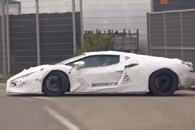 Tới thời điểm hiện tại, tên gọi chính thức của mẫu siêu xe kế nhiệm Lamborghini Aventador đình đám vẫn chưa được hé lộ. 