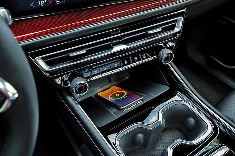 Bên cạnh đó là khoang hành lý có thể tích lên đến 2.764 lít, rộng hơn cả đối thủ Toyota Grand Highlander mới. Hiện hãng Chevrolet chưa công bố thông tin cụ thể về trang bị của mẫu xe này. Chỉ biết rằng, xe sẽ có những trang bị tùy chọn như tính năng sưởi ở vô lăng và 2 hàng ghế trước cũng như hàng ghế cuối gập chỉnh điện.