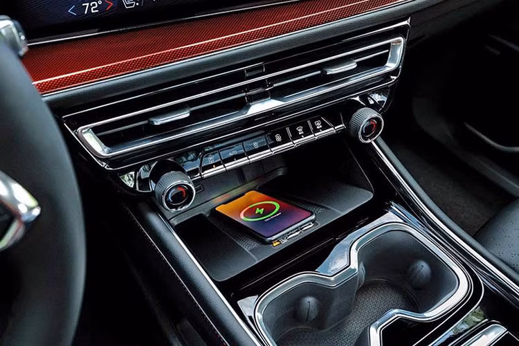 Bên cạnh đó là khoang hành lý có thể tích lên đến 2.764 lít, rộng hơn cả đối thủ Toyota Grand Highlander mới. Hiện hãng Chevrolet chưa công bố thông tin cụ thể về trang bị của mẫu xe này. Chỉ biết rằng, xe sẽ có những trang bị tùy chọn như tính năng sưởi ở vô lăng và 2 hàng ghế trước cũng như hàng ghế cuối gập chỉnh điện.