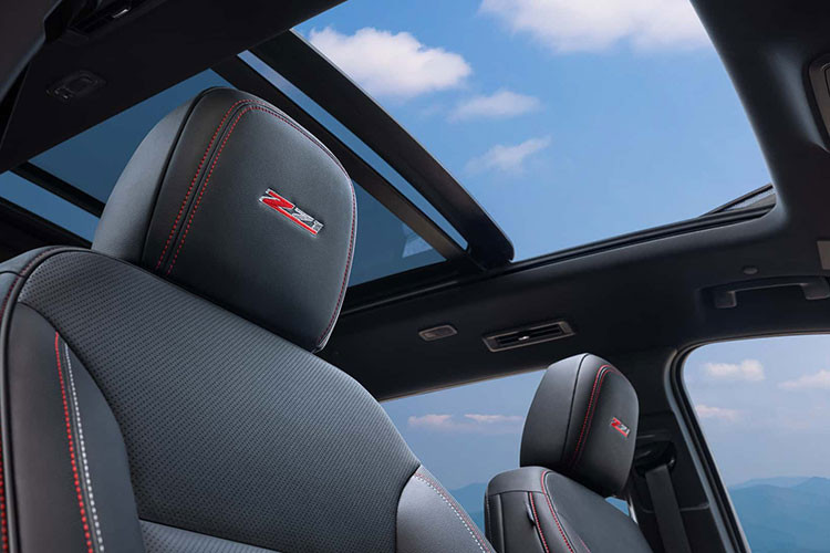 Buckle to Drive đòi hỏi người lái và hành khách phía trước phải thắt dây an toàn trước khi xe lăn bánh. Thêm vào đó là tính năng Rear Seat Belt Reminder mới, giúp nhắc nhở người lái nếu hành khách ở hai hàng ghế sau không thắt dây an toàn. Ngoài những tính năng an toàn tiêu chuẩn, Chevrolet Traverse 2024 còn lần đầu tiên được trang bị công nghệ hỗ trợ lái bán tự động Super Cruise tùy chọn.