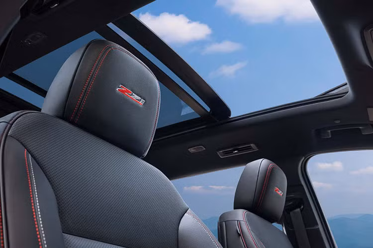 Buckle to Drive đòi hỏi người lái và hành khách phía trước phải thắt dây an toàn trước khi xe lăn bánh. Thêm vào đó là tính năng Rear Seat Belt Reminder mới, giúp nhắc nhở người lái nếu hành khách ở hai hàng ghế sau không thắt dây an toàn. Ngoài những tính năng an toàn tiêu chuẩn, Chevrolet Traverse 2024 còn lần đầu tiên được trang bị công nghệ hỗ trợ lái bán tự động Super Cruise tùy chọn.