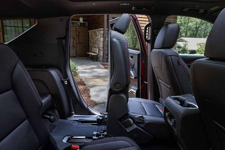 Không thua kém các đối thủ, Chevrolet Traverse 2024 cũng có những tính năng an toàn chủ động ADAS tiêu chuẩn như phanh khẩn cấp tự động, cảnh báo tiền va chạm, hỗ trợ giữ làn đường, cảnh báo lệch làn đường, hỗ trợ đèn pha thông minh, cảnh báo khoảng cách an toàn và phanh tránh va chạm với người đi bộ/xe đạp phía trước. Đặc biệt, mẫu xe Mỹ còn còn có tính năng Buckle to Drive nâng cấp.