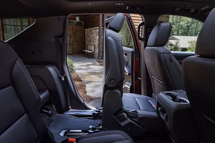 Không thua kém các đối thủ, Chevrolet Traverse 2024 cũng có những tính năng an toàn chủ động ADAS tiêu chuẩn như phanh khẩn cấp tự động, cảnh báo tiền va chạm, hỗ trợ giữ làn đường, cảnh báo lệch làn đường, hỗ trợ đèn pha thông minh, cảnh báo khoảng cách an toàn và phanh tránh va chạm với người đi bộ/xe đạp phía trước. Đặc biệt, mẫu xe Mỹ còn còn có tính năng Buckle to Drive nâng cấp.