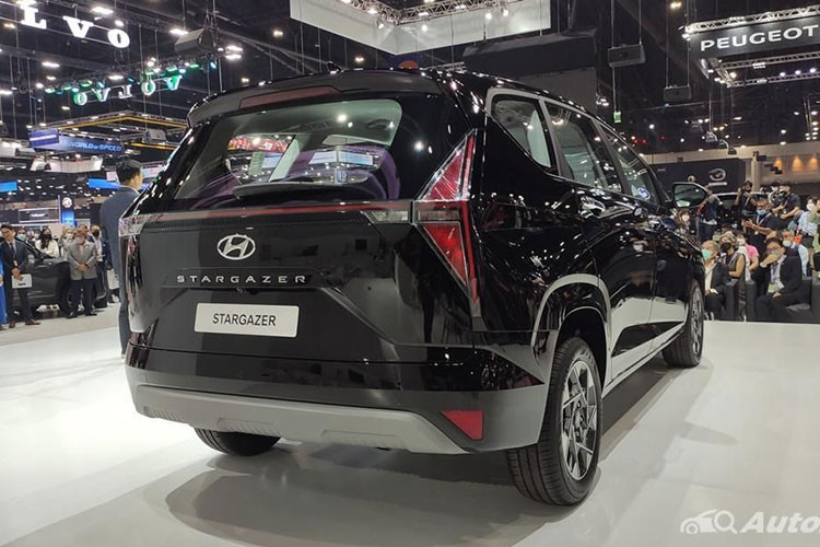 Tiếp theo đó là lưới tản nhiệt sơn màu đen bóng và ốp màu bạc bên dưới cản trước. Ở bên sườn, Hyundai Stargazer bản Essential mới không khác gì bản Trend, cũng đi kèm vành hợp kim 16 inch sơn màu bạc và lốp 205/55-R16. Đằng sau xe là cụm đèn hậu LED hình chữ "H" đặc trưng của dòng MPV cỡ nhỏ này.