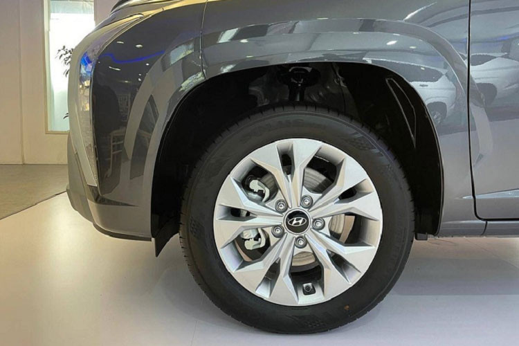 Động cơ của Hyundai Stargazer 2023 tại Indonesia không có gì thay đổi, vẫn là máy xăng Smartstream 4 xi-lanh, hút khí tự nhiên, dung tích 1.5L, sản sinh công suất tối đa 115 mã lực và mô-men xoắn cực đại 144 Nm. Động cơ kết hợp với hộp số sàn 6 cấp hoặc hộp số biến thiên vô cấp IVT và hệ dẫn động cầu trước.