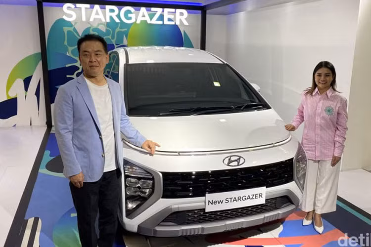 Tại triển lãm GIIAS 2023 sắp diễn ra tại Indonesia vào tháng 8 năm nay, dòng MPV này sẽ đón thêm một phiên bản nữa là Stargazer X. Theo tin đồn, Hyundai Stargazer X sẽ sở hữu thiết kế MPV lai SUV, tương tự Mitsubishi Xpander Cross, Toyota Veloz Cross, Kia Carens và Suzuki XL7.