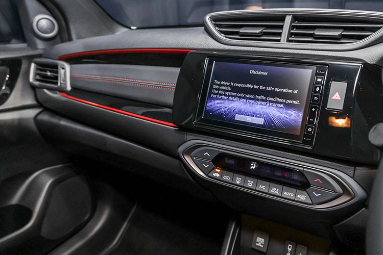 Bên cạnh đó là ghế bọc nỉ màu đen, vô lăng bọc urethane, màn hình đa thông tin MID trong bảng đồng hồ, điều hòa đi kèm màn hình kỹ thuật số, 2 loa, màn hình cảm ứng trung tâm 7 inch, hỗ trợ Apple CarPlay/Android Auto và 2 cổng USB ở hàng ghế trước.