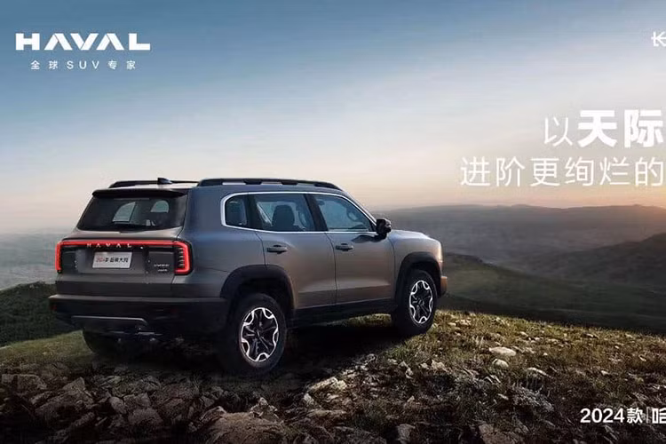 Đằng sau xe, Haval Big Dog 2023 tiếp tục dùng cụm đèn hậu nằm dọc và nối với nhau bằng dải đèn ở giữa. Tương tự cản trước, cản sau của xe không có gì mới và cũng đi kèm tấm ốp gầm bên dưới.