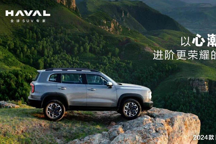 Không có gì bất ngờ khi khu vực bên sườn của Haval Big Dog 2023 gần như không thay đổi, trừ vành la-zăng. Bộ vành mới của xe có thiết kế 5 chấu kép thể thao hơn trước. Trong khi đó, gương chiếu hậu vuông vức, to bản và baga nóc nổi bật vẫn được trang bị cho mẫu xe này như trước.