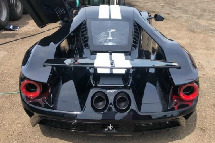 Ngoài ra, chiếc Ford GT mới về Việt Nam này còn được trang bị bộ mâm 20 inch gồm 5 chấu kép, bề mặt hoàn thiện bằng màu xám nòng súng. Bên trong là cùm phanh Brembo màu đỏ nổi bật.