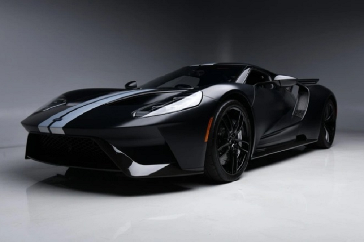 Thời điểm mới ra mắt, siêu phẩm này có giá xe Ford GT niêm yết lên tới hơn 400.000 USD (khoảng 9,4 tỷ đồng) nhưng từ lâu trên thị trường xe cũ ở Mỹ, nó đã có giá vượt mốc 1 triệu USD (khoảng 23 tỷ đồng), vì vậy, giá xe Ford GT tại Việt Nam được cho rằng sẽ trên 50 tỷ đồng.
