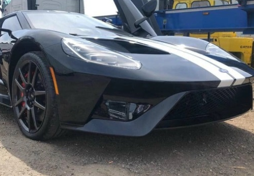 Ngay từ thời điểm ra mắt, Ford công bố sẽ chỉ sản xuất đúng 250 chiếc GT trên toàn cầu và có 8 màu sơn ngoại thất đi kèm. Đối với chiếc Ford GT mới về Việt Nam, xe sở hữu màu sơn xanh đen cá tính đi cùng sọc kẻ màu trắng kéo dài ngang thân. 