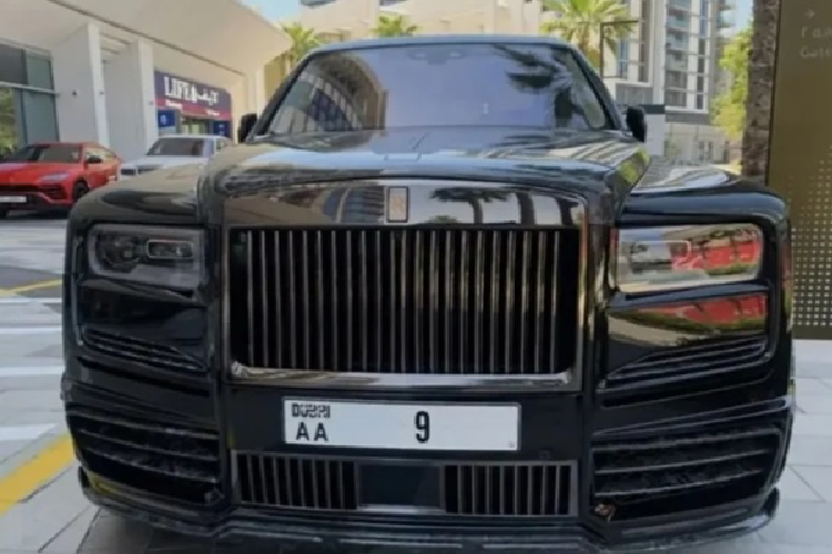 Trước đó vào năm 2021, biển số AA9 được gắn trên chiếc xe siêu sang Rolls-Royce Phantom cũng được bán đấu giá với giá trị 10,3 triệu USD (251 tỷ đồng).