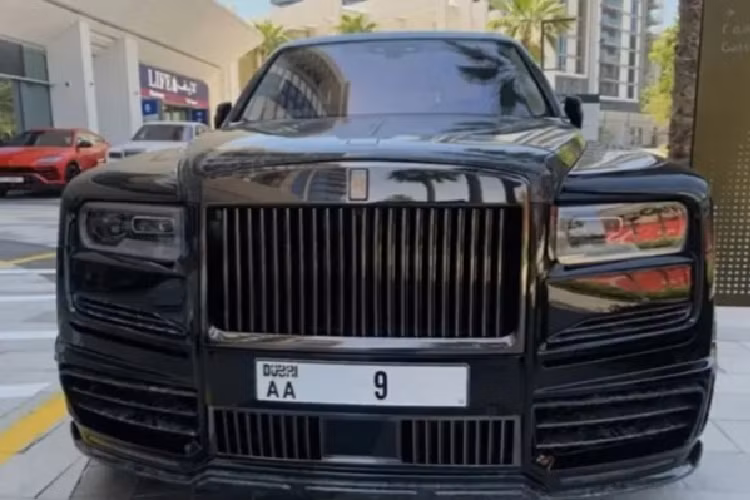 Trước đó vào năm 2021, biển số AA9 được gắn trên chiếc xe siêu sang Rolls-Royce Phantom cũng được bán đấu giá với giá trị 10,3 triệu USD (251 tỷ đồng).