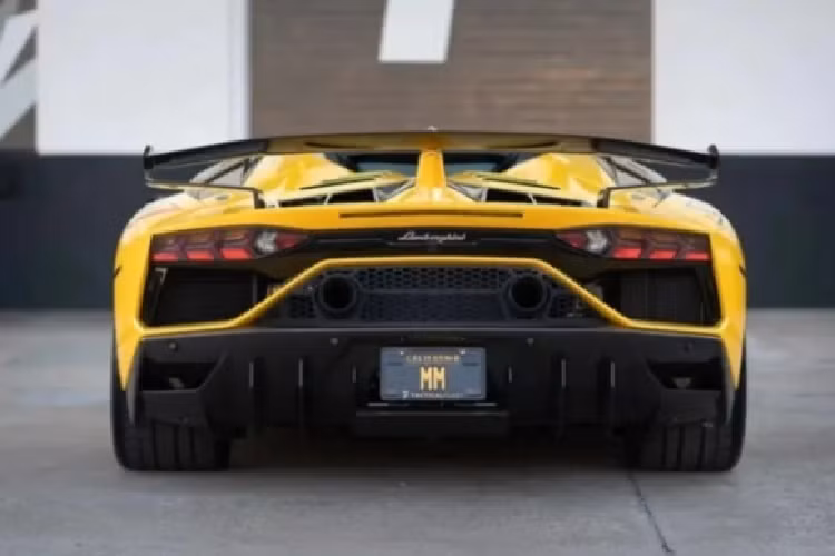  MM (California, Mỹ): 24,3 triệu USD (592 tỷ đồng) Được định giá lên đến 24,3 triệu USD (592 tỷ đồng), biển số California MM đang là chiếc biển số có giá trị bậc nhất trên thế giới. Biển số có hai ký tự là loại khó tìm nhất ở Mỹ, đặc biệt biển số gồm 2 chữ cái giống nhau nên càng hiếm hơn. Đây cũng chính là lý do vì sao chiếc biển này lại đắt đỏ đến vậy.