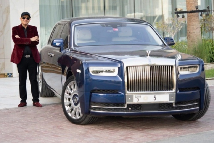  D5 (Dubai): 8,9 triệu USD (217 tỷ đồng) Tháng 10/2016, nhà phát triển bất động sản Balwinder Sahni nổi tiếng tại Dubai đã từng chi 8,9 triệu USD (217 tỷ đồng) để tậu biển số D5 cho Rolls-Royce Phantom của mình. Theo ông lý giải, D là chữ cái thứ tư trong bảng chữ cái, cộng với 5 sẽ tạo thành 9. Số 9 chính là con số mang lại nhiều may mắn cho ông. Ngoài biển số ôtô siêu độc trên, người này cũng đang sở hữu một biển số O9 với giá gần 2,6 triệu USD (khoảng 63 tỷ đồng) trong một cuộc đấu giá khác.