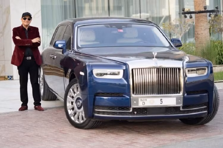  D5 (Dubai): 8,9 triệu USD (217 tỷ đồng) Tháng 10/2016, nhà phát triển bất động sản Balwinder Sahni nổi tiếng tại Dubai đã từng chi 8,9 triệu USD (217 tỷ đồng) để tậu biển số D5 cho Rolls-Royce Phantom của mình. Theo ông lý giải, D là chữ cái thứ tư trong bảng chữ cái, cộng với 5 sẽ tạo thành 9. Số 9 chính là con số mang lại nhiều may mắn cho ông. Ngoài biển số ôtô siêu độc trên, người này cũng đang sở hữu một biển số O9 với giá gần 2,6 triệu USD (khoảng 63 tỷ đồng) trong một cuộc đấu giá khác.