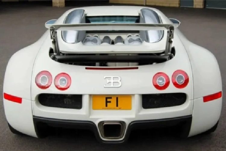  F1 (Anh): 20 triệu USD (487 tỷ VNĐ) Biển số mang số hiệu "F1" hiện đang thuộc sở hữu của nhà thiết kế ôtô nổi tiếng Afzal Kahn. Ban đầu, Kahn mua chiếc biển này với giá chỉ 5,3 triệu USD (129 tỷ đồng), nhưng giờ đây, giá trị của nó đã lên tới 20 triệu USD (487 tỷ đồng). Biển số F1 độc đáo này hiện đang được gắn trên chiếc Bugatti Veyron Super Sport.