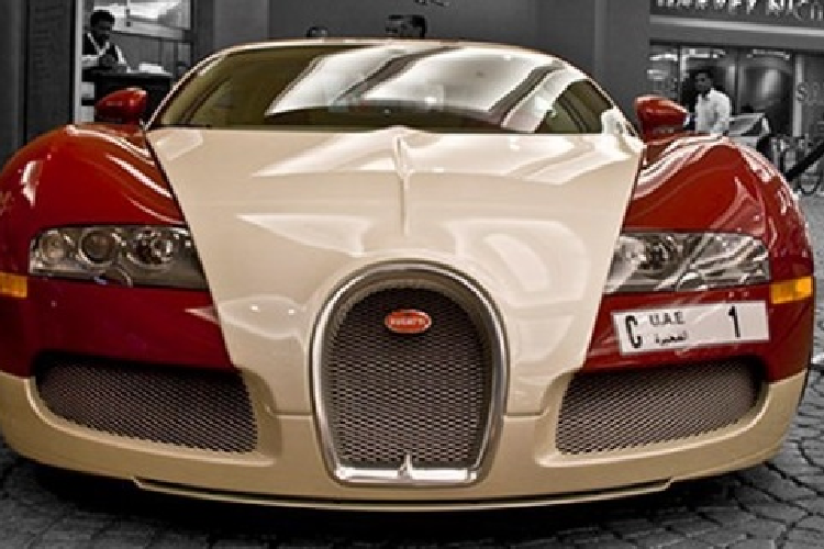  1 (Abu Dhabi): 14,2 triệu USD (346 tỷ đồng) Syed Abdul Ghaffar Khoury - một đại gia Dubai chính là chủ sở hữu của chiếc biển số ôtô độc nhất 1. Chỉ vì yêu thích sự nổi bật, mong muốn tạo ra sự khác biệt mà anh đã không tiếc tiền chi một khoản lớn để xế hộp Bugatti Veyron 16.4 Pegaso Edition 1 của mình có một chiếc biển đẹp xứng tầm.