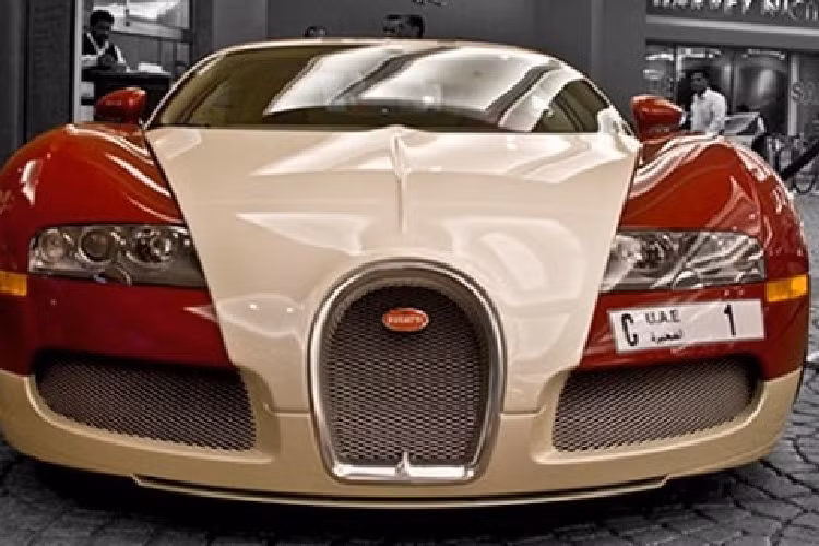  1 (Abu Dhabi): 14,2 triệu USD (346 tỷ đồng) Syed Abdul Ghaffar Khoury - một đại gia Dubai chính là chủ sở hữu của chiếc biển số ôtô độc nhất 1. Chỉ vì yêu thích sự nổi bật, mong muốn tạo ra sự khác biệt mà anh đã không tiếc tiền chi một khoản lớn để xế hộp Bugatti Veyron 16.4 Pegaso Edition 1 của mình có một chiếc biển đẹp xứng tầm.