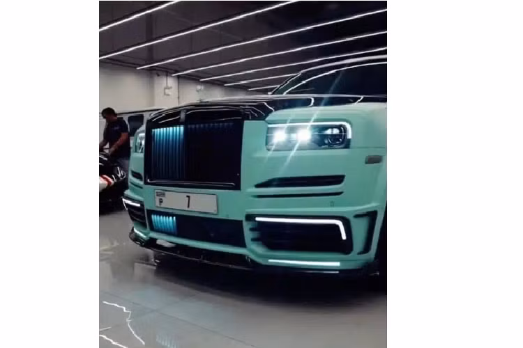 Gần đây, có lẽ chiếc biển P và số 7 siêu hiếm lại một lần nữa được sang tên đổi chủ khi nó tiếp tục xuất hiện bên một chiếc xe lạ, đó là Mansory Edition Cullinan dát vàng 24 carat.