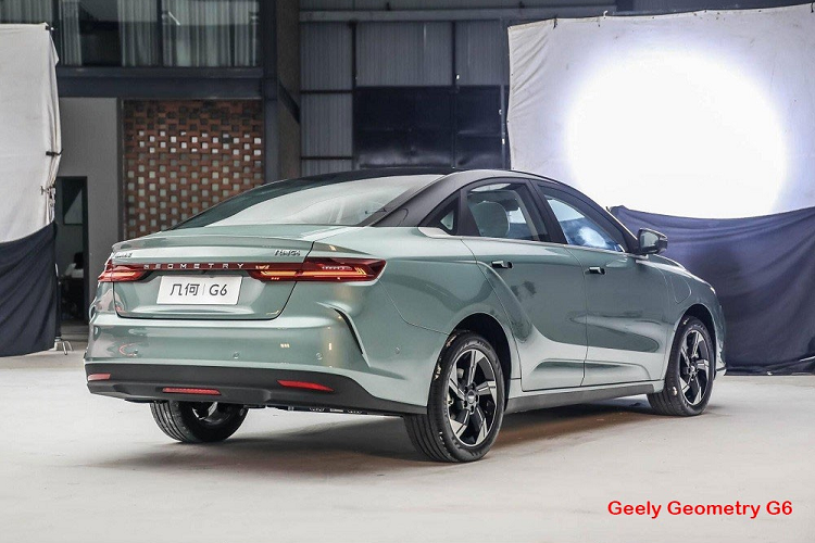 Geely Geometry G6 sở hữu kích thước dài x rộng x cao lần lượt là 4.752 x 1.804 x 1.503 mm và chiều dài cơ sở 2.700 mm. Trong khi đó, các con số tương ứng của Geely Geometry M6 là 4.432 x 1.833 x 1.560 mm và 2.700 mm. Như vậy, cả hai mẫu xe này đều thuộc phân khúc xe hạng C. Đồng thời, với chiều dài cơ sở như trên, Geely Geometry M6 sẽ là đối thủ của VinFast VF6 ở Việt Nam.