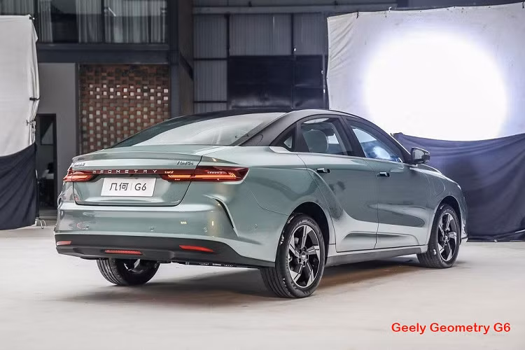 Geely Geometry G6 sở hữu kích thước dài x rộng x cao lần lượt là 4.752 x 1.804 x 1.503 mm và chiều dài cơ sở 2.700 mm. Trong khi đó, các con số tương ứng của Geely Geometry M6 là 4.432 x 1.833 x 1.560 mm và 2.700 mm. Như vậy, cả hai mẫu xe này đều thuộc phân khúc xe hạng C. Đồng thời, với chiều dài cơ sở như trên, Geely Geometry M6 sẽ là đối thủ của VinFast VF6 ở Việt Nam.