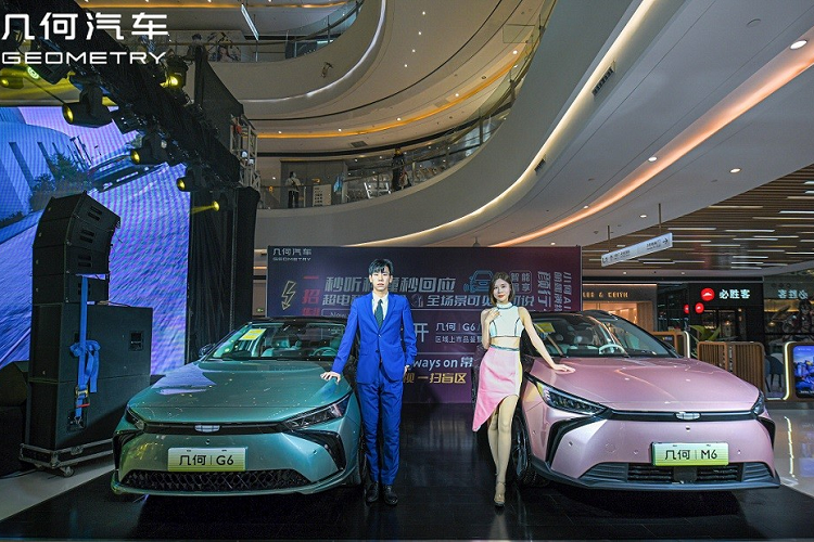 Geely Geometry M6 và G6 đã lần đầu tiên ra mắt thị trường Trung Quốc trong triển lãm Ô tô Quốc tế Thiên Tân 2022 diễn ra vào tháng 11 năm ngoái. Nếu như Geely Geometry M6 là xe SUV thì G6 lại thuộc phân khúc sedan. Đây cũng là 2 mẫu xe đầu tiên được ra đời dưới sự hợp tác giữa Geely và hãng điện thoại Huawei.