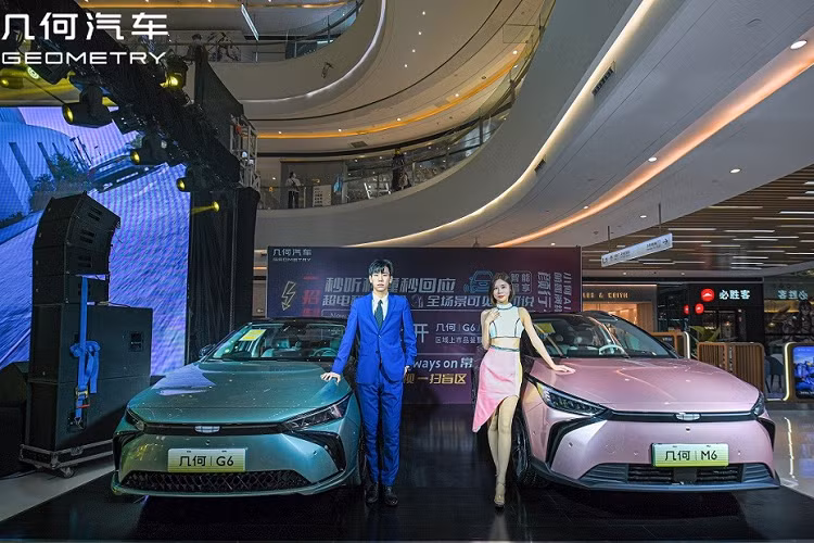 Geely Geometry M6 và G6 đã lần đầu tiên ra mắt thị trường Trung Quốc trong triển lãm Ô tô Quốc tế Thiên Tân 2022 diễn ra vào tháng 11 năm ngoái. Nếu như Geely Geometry M6 là xe SUV thì G6 lại thuộc phân khúc sedan. Đây cũng là 2 mẫu xe đầu tiên được ra đời dưới sự hợp tác giữa Geely và hãng điện thoại Huawei.